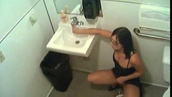 Молодая женщина дает обучение мастурбации